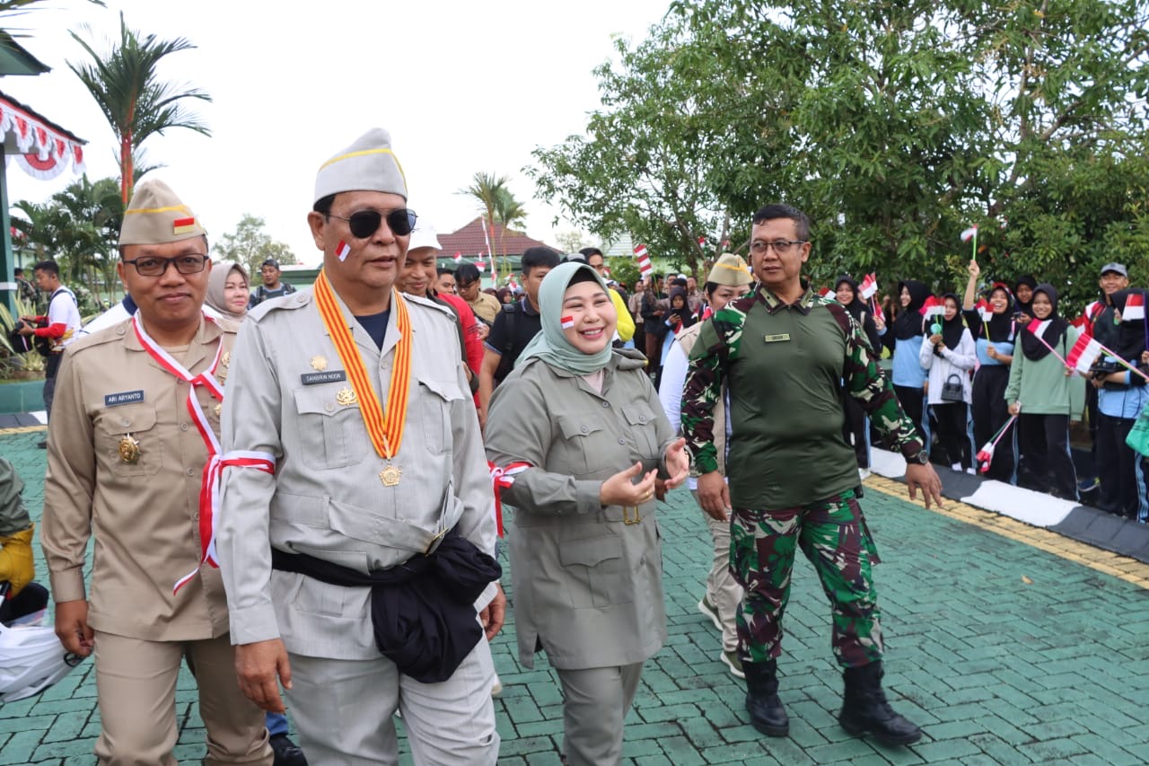 Gubernur Kalsel dan Ketua TP PKK Kalsel Pimpin Rombongan Kirab Merah Putih Ke-5