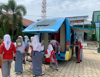 Dispersip Kalsel Road Show Perpustakaan Keliling Sekolah di Daerah